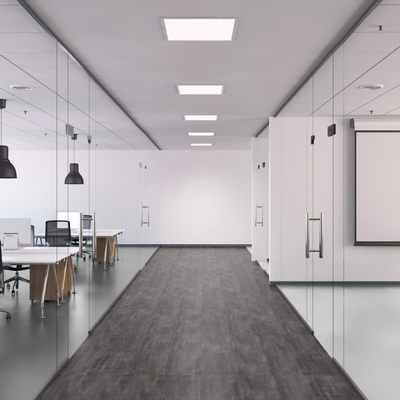 Виниловый пол Wineo 400 Stone Hero Stone Gloomy DB00138 в интерьере офиса