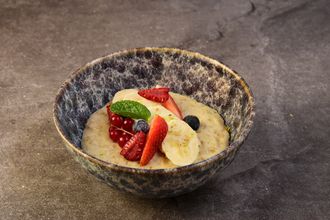 Овсяная каша с бананом и ягодами / OAT PORTRAIT WITH BANANA AND BERRIES