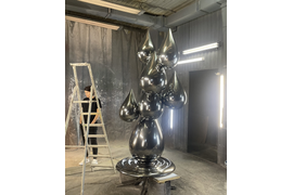 Арт-объект Капли в черном зеркальном покрытии