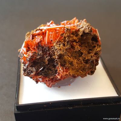 Крокоит — кристаллы на породе в пластиковом боксе. ААА