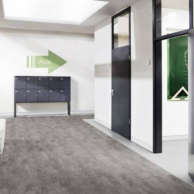 Виниловый пол Wineo 400 Stone Glamour Concrete Modern DLC00141 в интерьере офиса