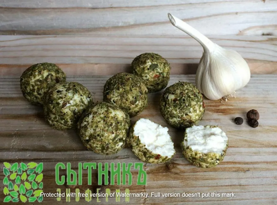 Козий сыр в чесноке и розмарине фермерский домашний