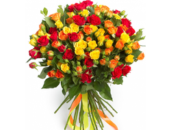 Яркий букет из 41 кустовой розы разного цвета