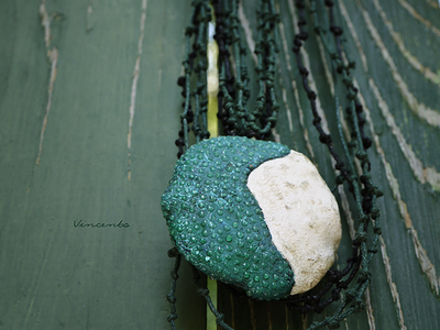 Сказки братьев Гримм. Кулон (колье) из полимерной глины с каплями "росы" - украшение в стиле фэнтези