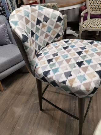 Полубарный стул Minotti Amber в серо-синей ткани на деревянных ножках