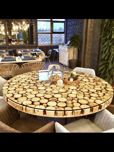 стол из спилов разных пород дерева со стеклом