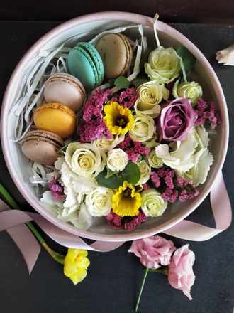 Коробка с цветами и сладостями, цветы и сладости в наборе, подарок любимой, пирожные и цветы