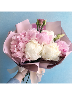 Букет с пионами и гортензией