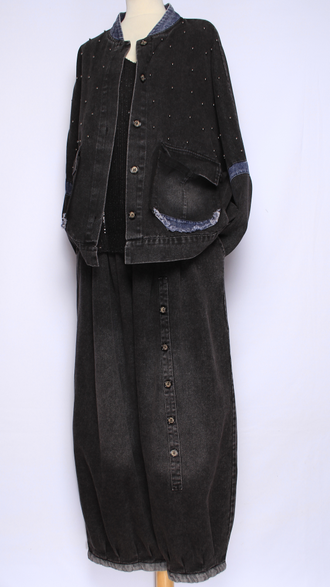 Джинсовка-бомбер "Металлические бусины" синяя, черная р.48-54