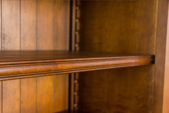 Витрина на резных ножках, с двумя стеклянными дверьми.