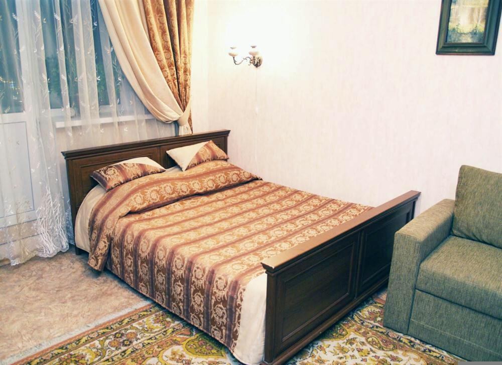 Аренда посуточно уфа. Кровать в обычной квартире. Обычная кровать в спальне. Кровать большая обычная. Обычная комната с кроватью.