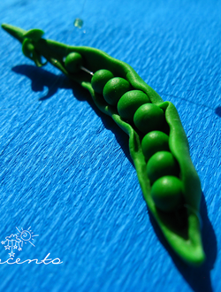 Кулон в виде стручка зелёного горошка - "Сказка о царе горохе"