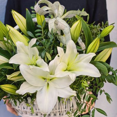 Корзина из белых лилий