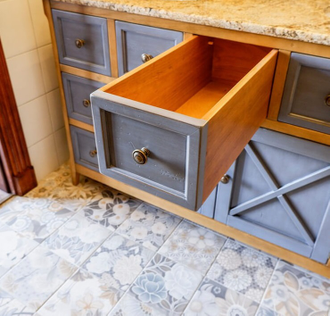 Тумба с двумя встроенными мойками с мраморной столешницей.