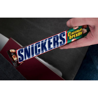 Шоколадный батончик Snickers с лесным орехом 81 г