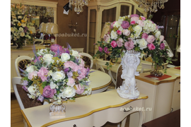 Композиции из искусственных цветов в интерьере в вазе и на статуэтке ангела №38