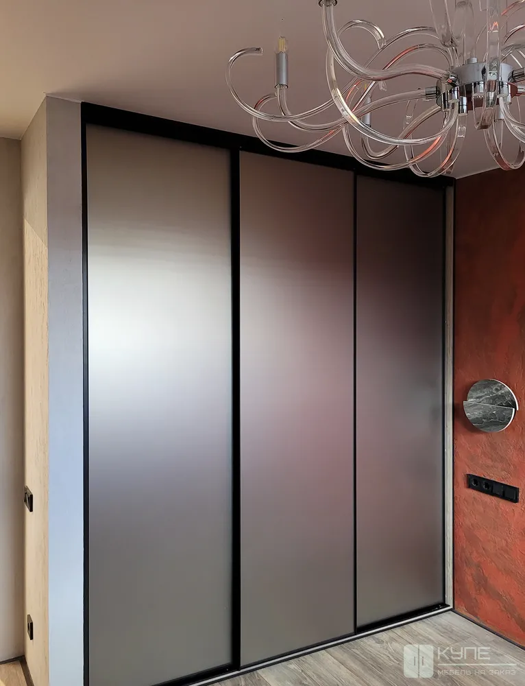 100 Встроенный шкаф-купе. Корпус: ЛДСП EGGER H305 ST12 Дуб Тонсберг натуральный; Двери: Зеркало Сатин. На полках врезная подсветка с датчиком на движение. 