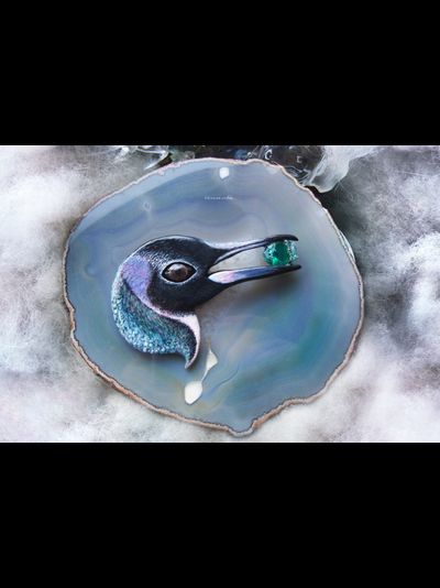 "Ледяной Пингвин Полярных Шаманов", волшебная брошь с изумрудом