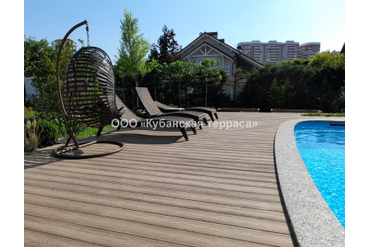 Терраса со встроенными грядками из ДПК у бассейна