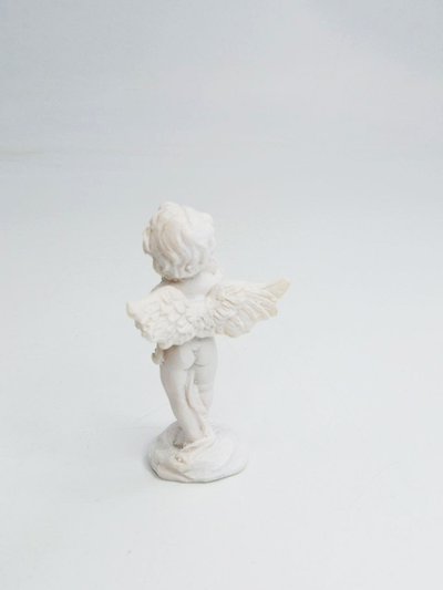 Фигурка ангелочка с букетом из полистоуна