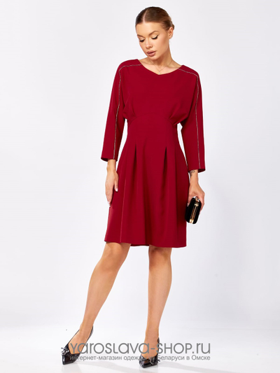 Стильное женское платье в насыщенно-красном цвете
