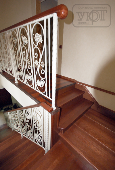 л-47. кованое ограждение, столбы "косичка." ступени, поручень - массив дуба