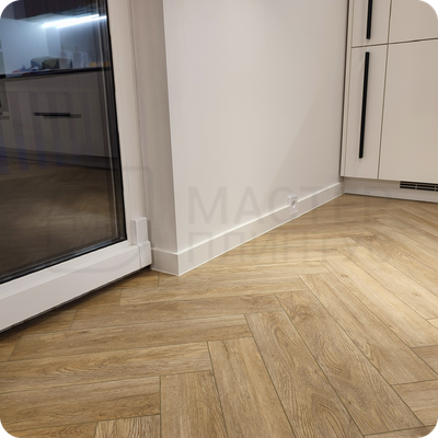 Плинтус ХДФ Dollken Cubu Flex Life 80мм Х 2,5 м 1013/5012 Белый в интерьере 2