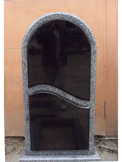 Фото вертикального бюджетного памятника на могилу в форме полукруга и волной посередине в СПб