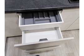 Кухня черно белая с антресолями