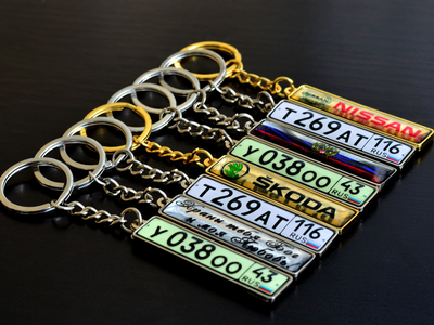 КОМПЛЕКТ 10 ШТ.: БРЕЛОК ГОС. НОМЕР АВТО. С БОРТИКАМИ «УСИЛЕННОЕ КРЕПЛЕНИЕ» — ЗОЛОТО. 51*12,9 мм.