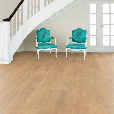 Декор ламината Wineo Дуб Баланс Коричневый LA181XXLV4 в интерьере гостиной