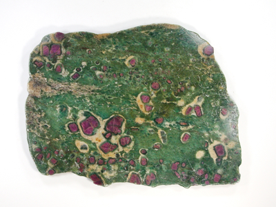 Корунд красный в фуксите, срез полированный, Индия (170*130*9 мм, 470 г) №25072