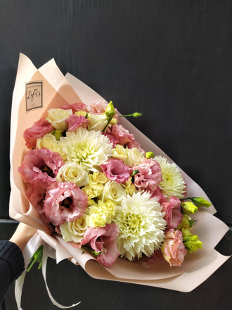 Нежный розовый букет: белые розы, розовый лизиантус (эустома), георгины. Авторские букеты