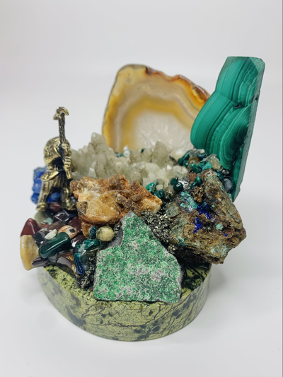 Миниатюра "Гномик-добытчик самоцветов"