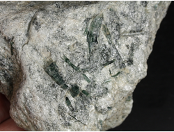 Тальк белый с актинолитом, необработанный, дикий образец, Россия, Северный Кавказ, КЧР (94*65*30 мм, 240 г) №37781