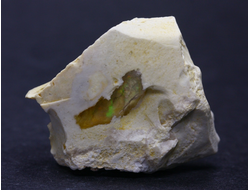 Опал благородный в породе