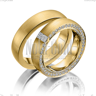 Обручальные кольца из жёлтого золота с бриллиантами в женском кольце с шероховатой поверхностью
