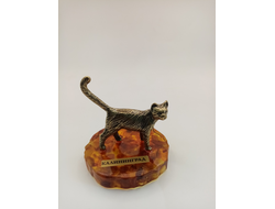 Кот на подставке.