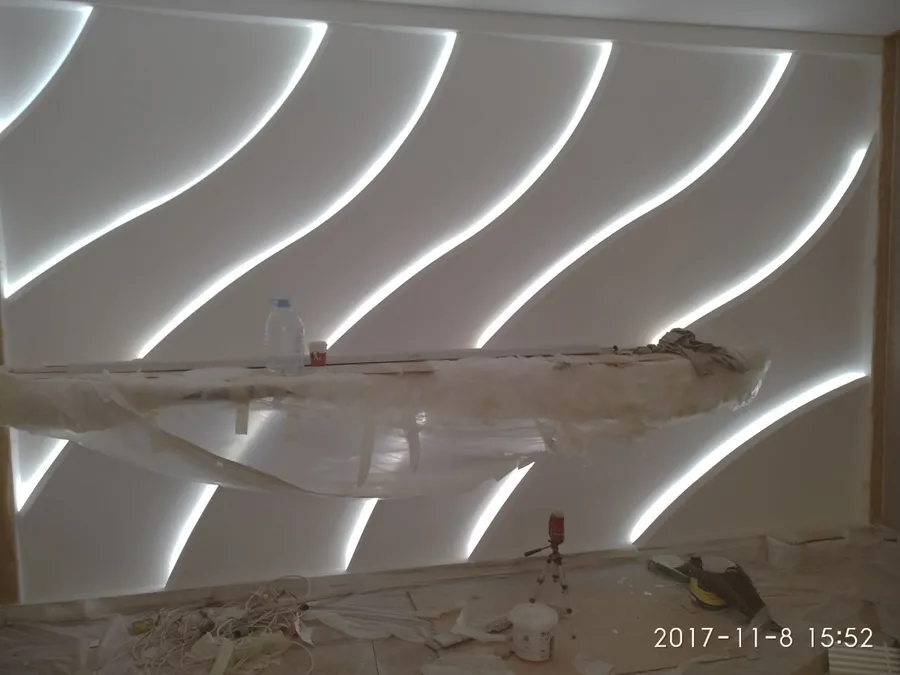 Наши влагостойкие панели не боятся помещений с повышенной влажностью. Панели эффектно рассекаются барной стойкой. Для монтажников это была дополнительная сложная работа, но они с ней отлично справились.