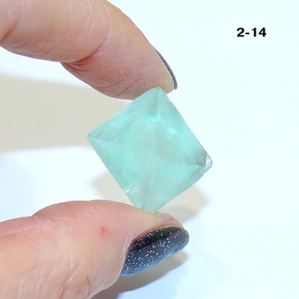 Флюорит натуральный (кристалл) №2-14: 6,9г - 22*22*22мм