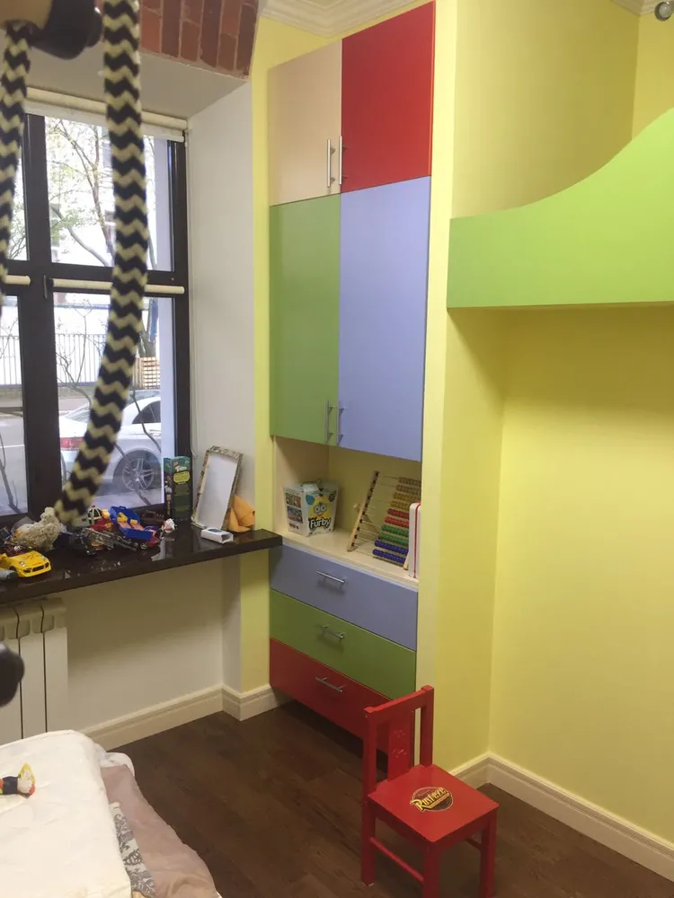 019 Шкаф и полка.
Важно знать! 
Реальный цвет мебели, образцы декоров ДСП и других материалов может отличаться от фото на сайте, в зависимости от настроек вашего монитора!
