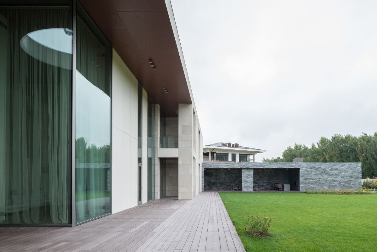 Дом с большими окнами