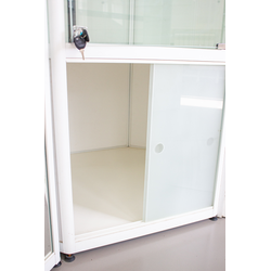 (TSV 18) Витрина пристенная шестигранная, стеклянная, со шкафчиком