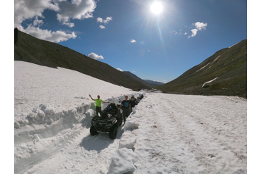 В начале сезона часто попадаются снежные коридоры