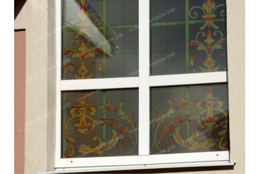 Витражная пленка на окна. Вид с улицы в дневное время при солнце! 