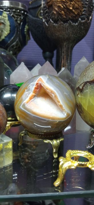 Коллекционный шар из сердолика с жеодой, диаметр 45-46мм
