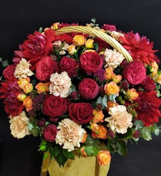 Большая корзина: гортензия, диантус, кустовые розы, пионовидные розы, красные пионовидные розы