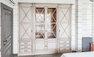 Встроенный шкаф универсальный с перекрестиями.