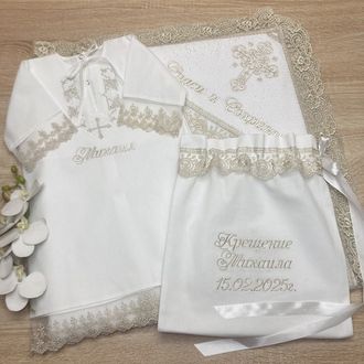 Крестильный набор для мальчика модель "Роман": рубашка сзади на кнопочках, махровое полотенце 100х100 см (капюшон, кружево),  можно вышить любое имя