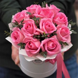 11 розовых роз в шляпной коробке